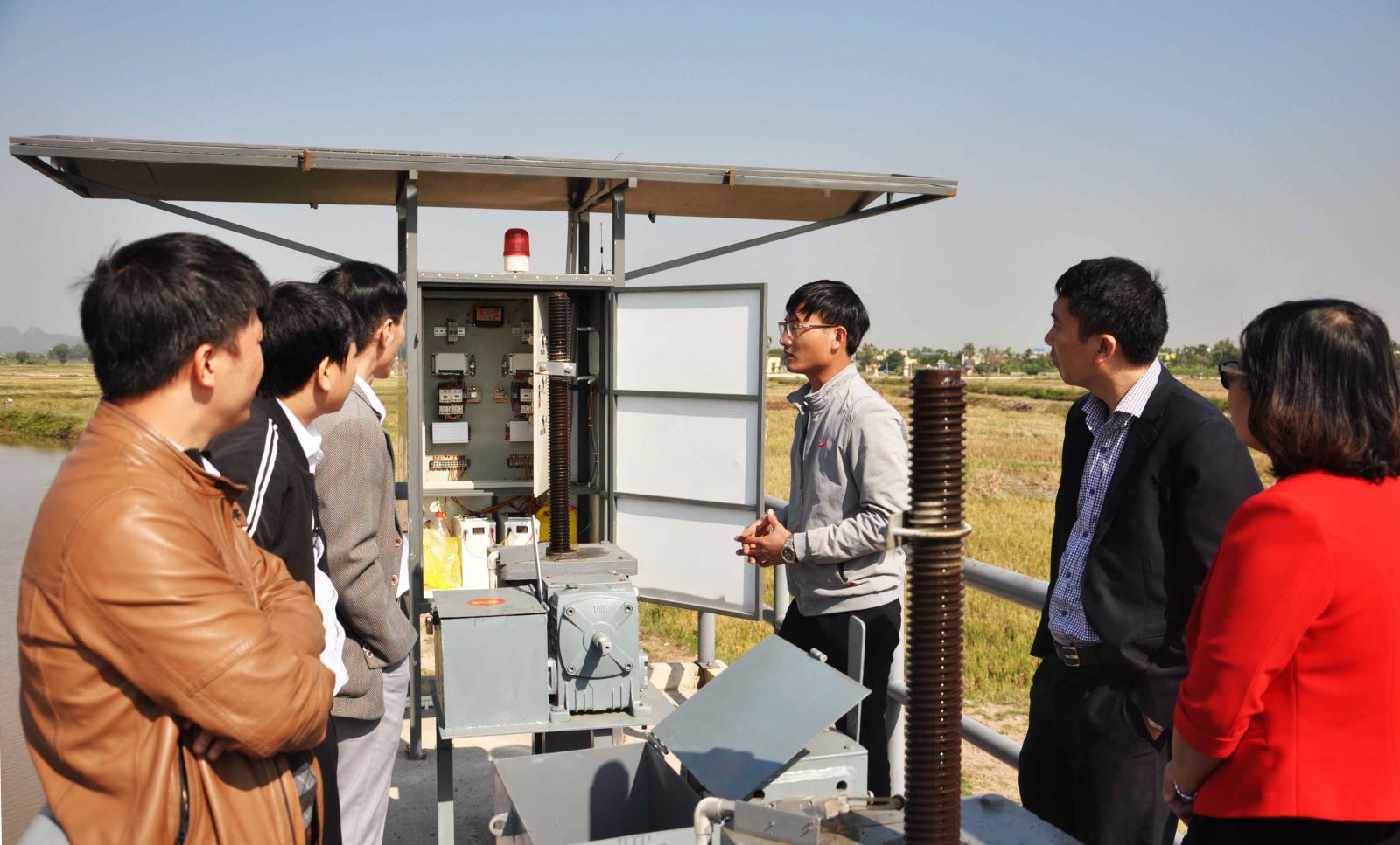 Nghiên cứu ứng dụng thiết bị vận hành cống điều khiển từ xa sử dụng năng lượng mặt trời